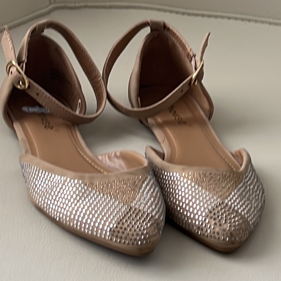 (dollhouse) Ladies shiny fashion flat shoes size 6.5